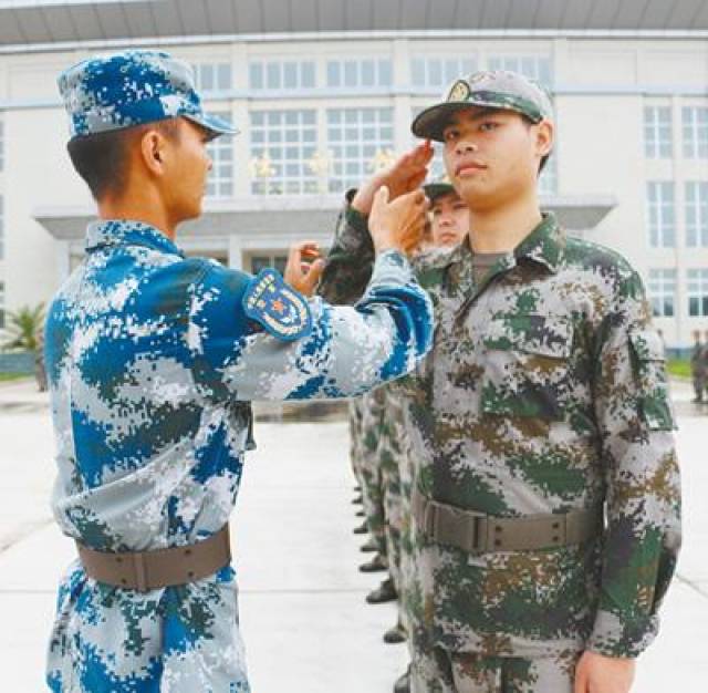 四川省南充市高坪区人武部邀请驻地空军官兵担任役前训练教员,指导