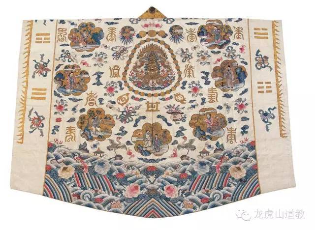 上有金丝银线绣的各种道教吉祥图案,如郁罗萧台,日月星辰,八卦,宝塔