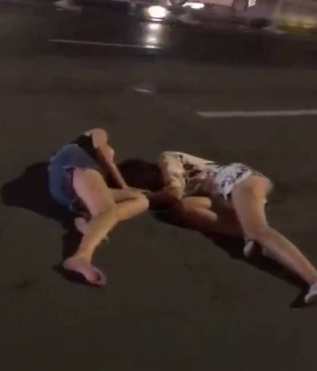 胆子忒大了!郑州两女生喝醉酒就在马路中间倒头就睡
