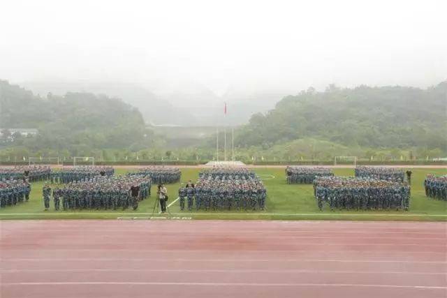 重庆护理职业学院隆重举行2017级新生开学典礼暨军训汇报表演