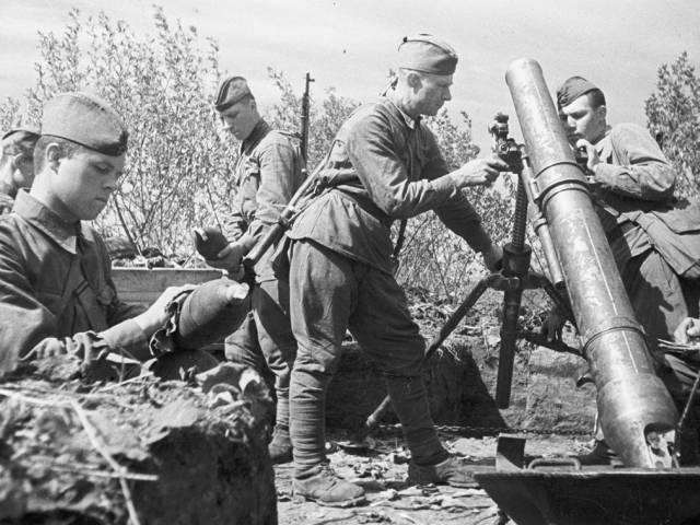 苏军士兵准备大口径迫击炮.