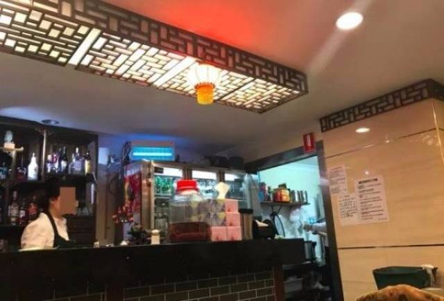 澳洲著名中餐馆吃出蟑螂!当事人:“店家不但不道歉,还说我们给