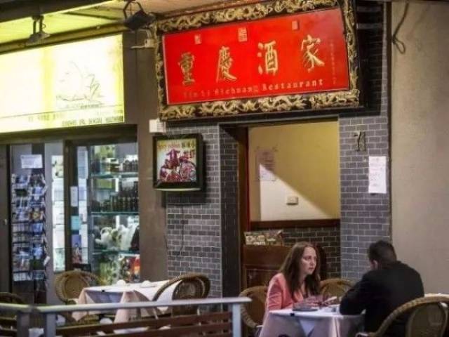 澳洲著名中餐馆吃出蟑螂!当事人:“店家不但不道歉,还说我们给