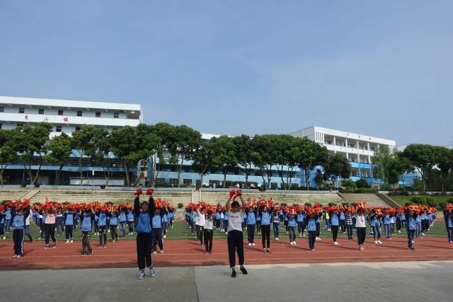 大课间操《板凳舞》 者相初级中学位于黔西南布依族苗族自治州贞丰县