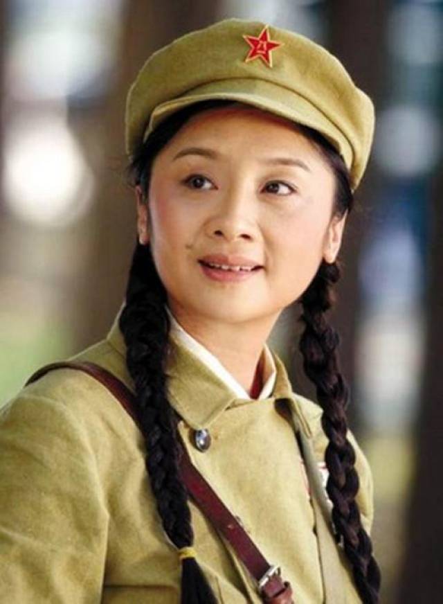 唐静出生于江苏省南京市,1986年她创作话剧《浪花舔湿的音符》获得