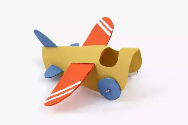硬纸壳,颜料,剪刀,牙签等 鸡蛋盒的盖子也不要浪费,拿来再做一架飞机