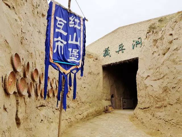 那么把地面城堡与沟堑峡谷相结合的立体军事防御体系,则水洞沟藏兵洞