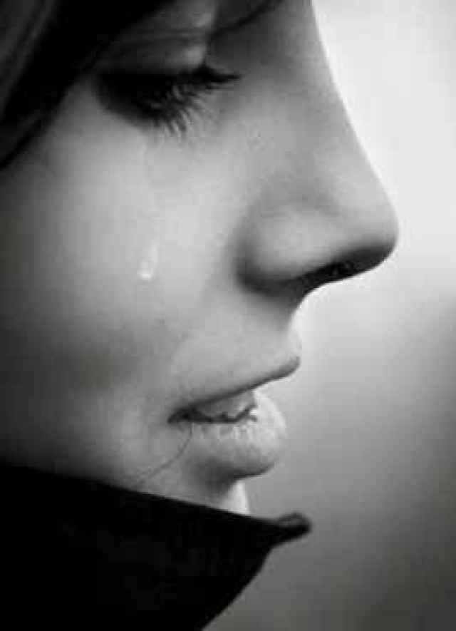 少年时之于前辈的眼泪是痛哭流涕的 中年时之于妻辈的眼泪是欲哭无泪