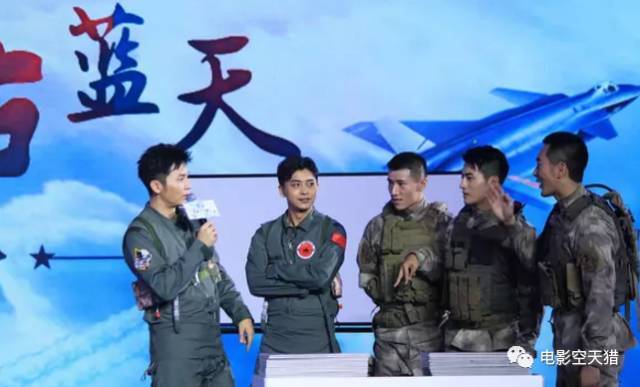 随《空天猎》揭秘了——中国空军17式飞行服!有神秘功能哦!