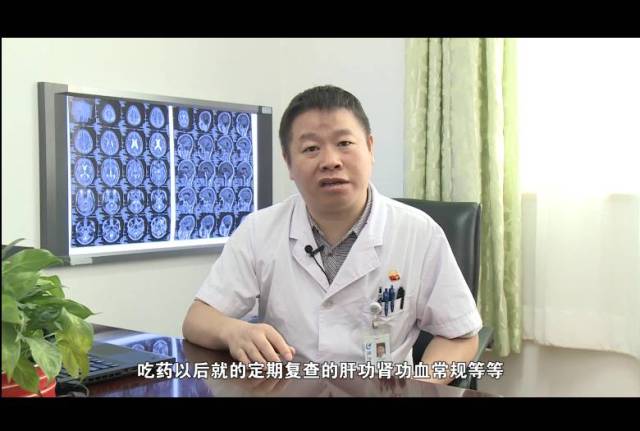 说:"目前治疗癫痫常用药物有卡马西平,奥卡西平,丙戊酸钠,拉莫三嗪,开