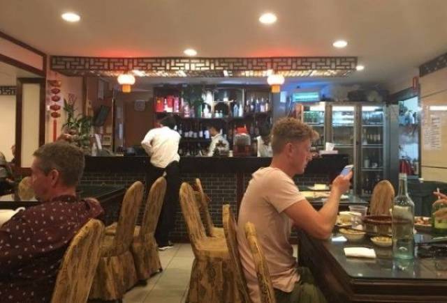 澳洲著名中餐馆吃出蟑螂!当事人:“店家不但不道歉,还说我们给