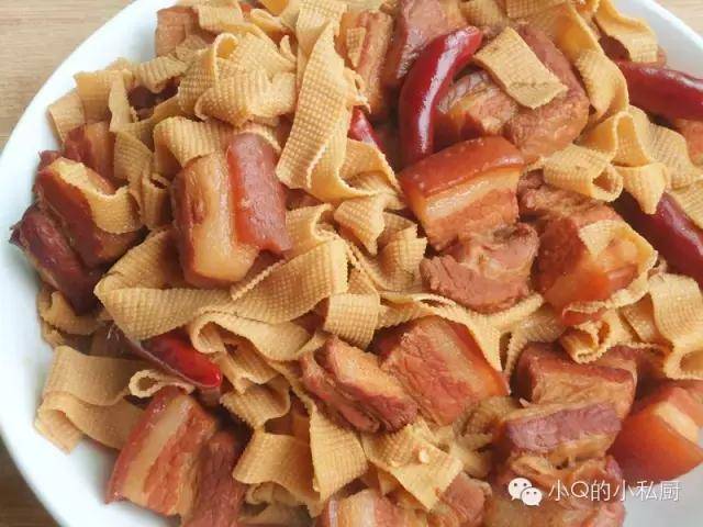 吃剩下的红烧肉用来炖豆皮 简直就是极品 又鲜又香!