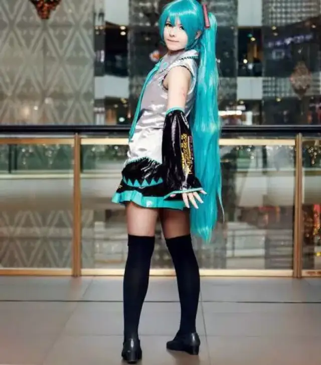 绝对的种族优势!俄罗斯萌妹沉迷cos初音未来,360度神还原