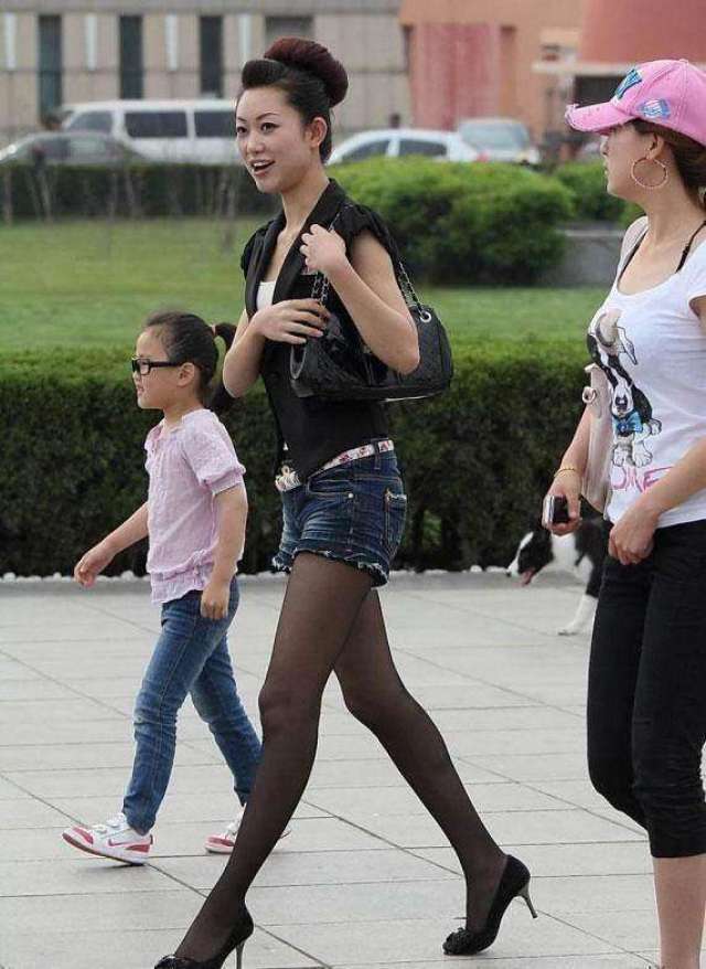 搞笑街拍: 性感丰满的时尚辣妈,傲人身材引路人侧目