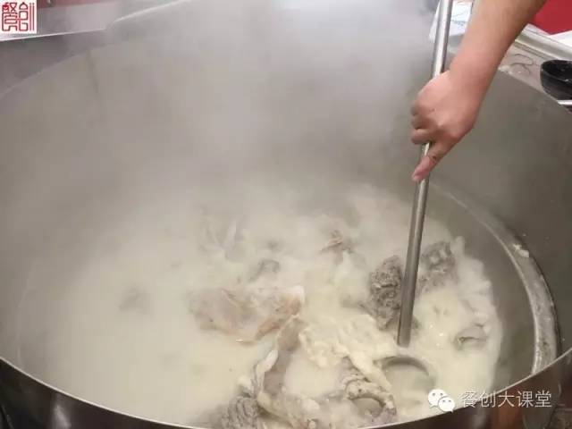 汤不白不浓,羊油与羊汤不能互溶,羊油漂在汤上让食客感觉很油腻; 5.