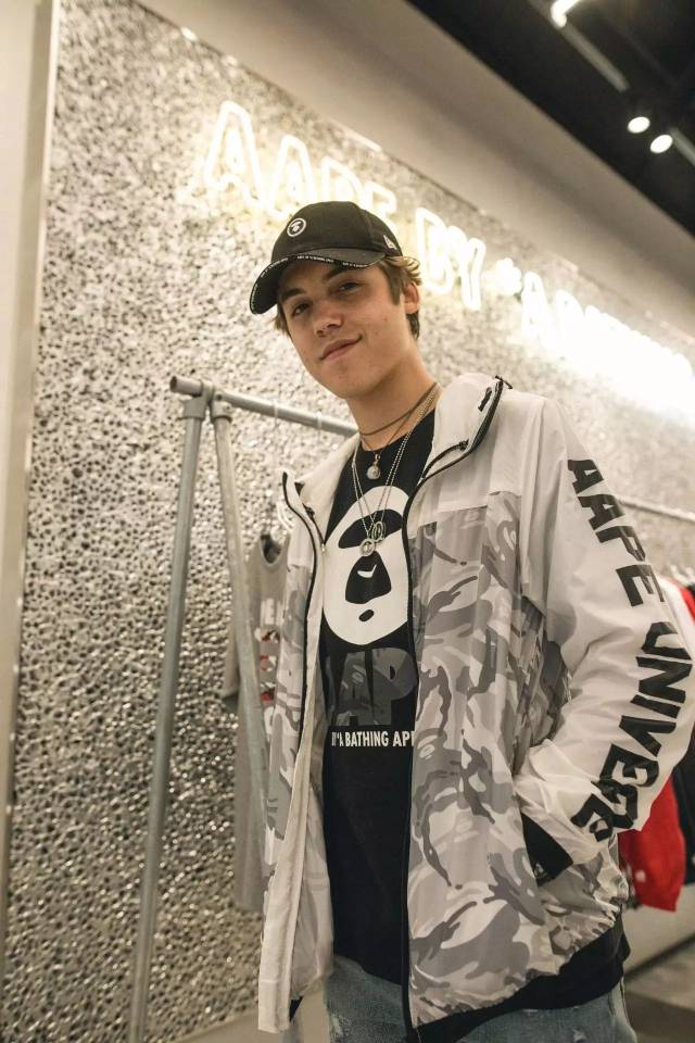 magconboys成员之一的matthew espinosa亮相为aape开店活动注入高颜值