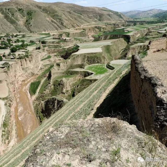 中南部多为黄土堆积侵蚀长梁梁峁地貌,北部川塬居多,按自然区划,川有