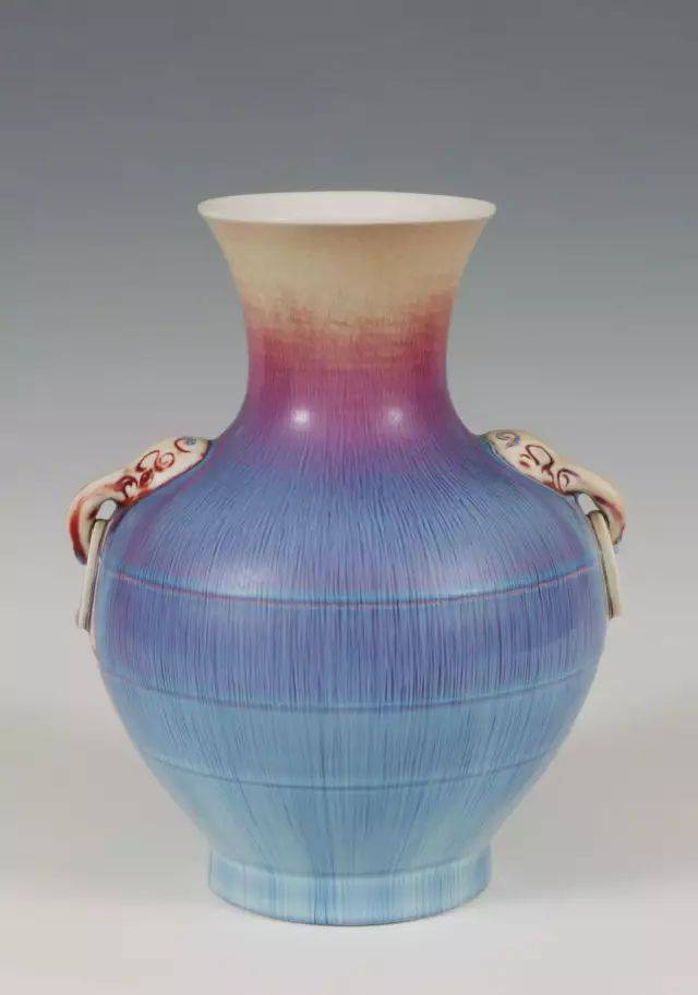 该作品是2013年作者创作的秘釉瓷新产品,具有秘釉瓷的典型特征:釉面