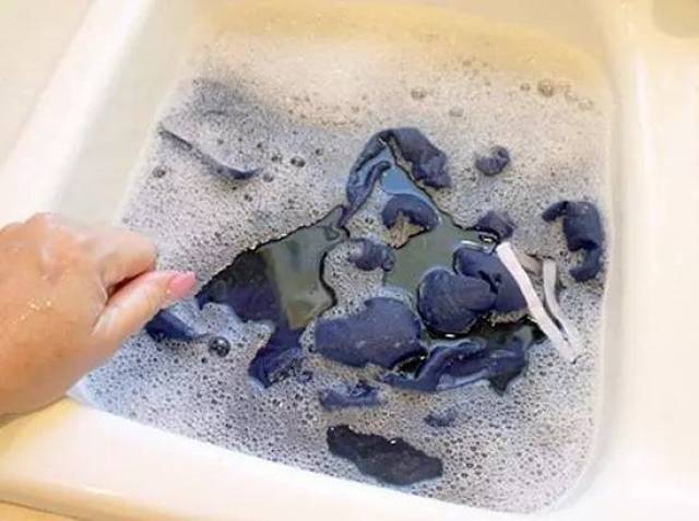 将衣服浸泡在里面.