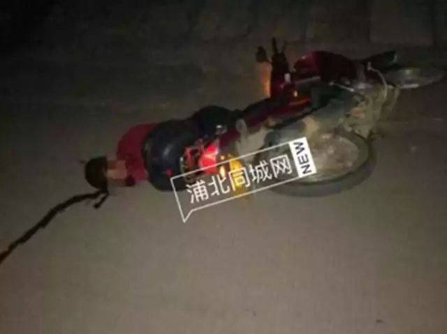 钦州一男子疑似酒后驾驶摔倒路边头破血流,趴在地上动弹不得