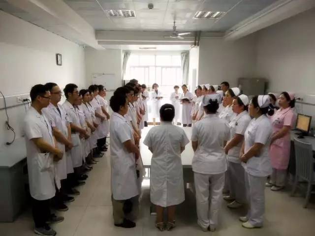 交班医师,交班护士在一边正中站位,科主任,护士长分别站于医护交班