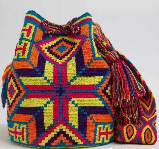 瓦尤包有着浓厚的地域民族的风格,艳丽大胆的配色和几何图案,美观实用