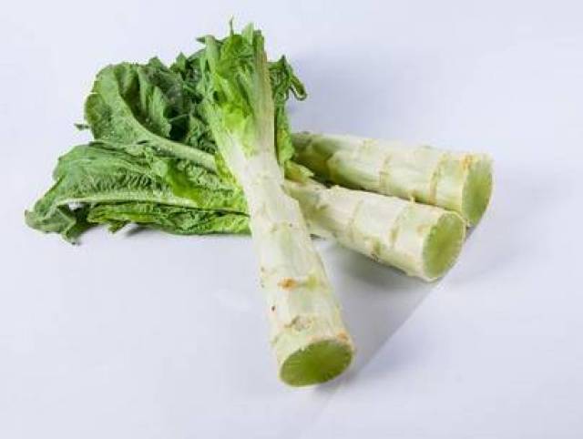 看外形:莴笋茎粗短条顺,不弯曲,大小整齐,不带黄叶,烂叶,不抽苔