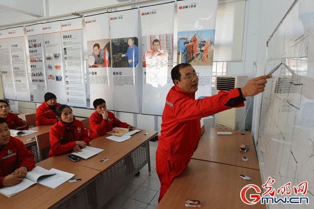 中国梦大国工匠金牌工人卢建强从注水泵工到首席技师