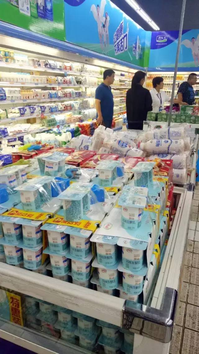 瑞莎超市需要销售的酸奶制品高出冷冻柜