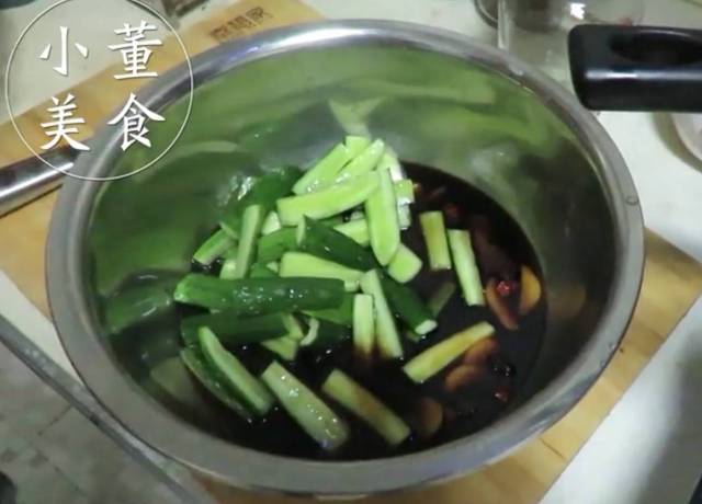 农村都是这样腌黄瓜,简单腌制,吃半年不会坏