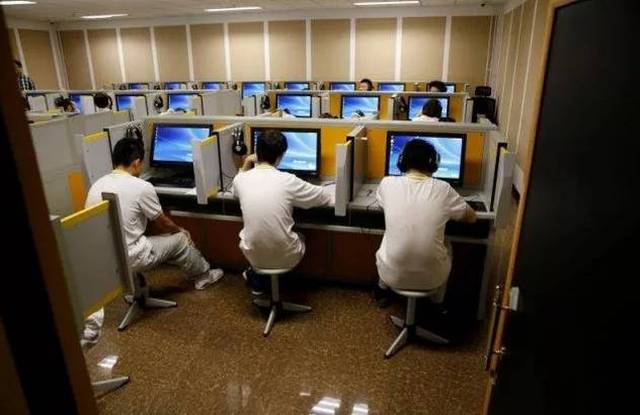 据悉,学生们随后会进入备考室听上机考试注意事项,然后提前20分钟