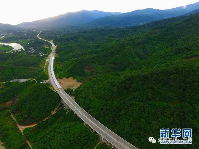 五指山市路段的海乐高速公路,宛如巨龙穿梭在群山中.