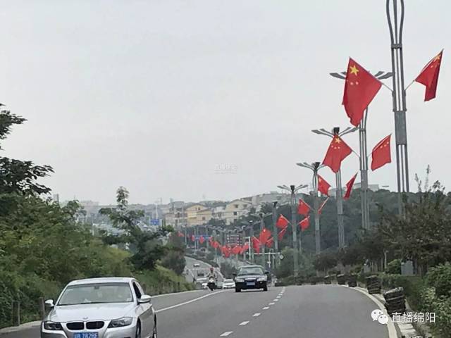 绵阳城区红旗飘 喜迎国庆氛围浓