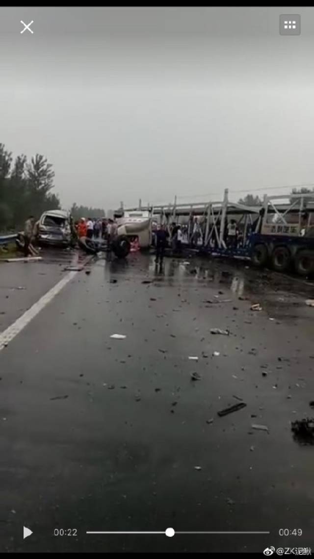 京港澳高速河南新乡段发生重大车祸 12人死亡