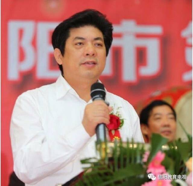 市委常委,政法委书记谢天学宣布大赛开幕