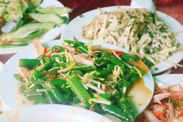 大席上菜很快,一盘接一盘,快得你跟本吃不过来,新菜就压摞了,桌上没
