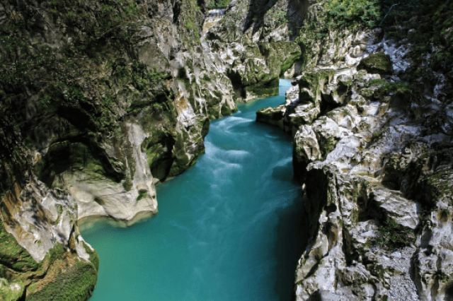 最佳旅游时间:夏季 景点介绍:天生桥大峡谷景区位于铜仁市城北12千米