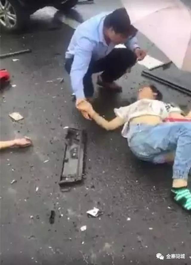 金寨今天下午发生了一起不幸的车祸! !现场惨不忍睹