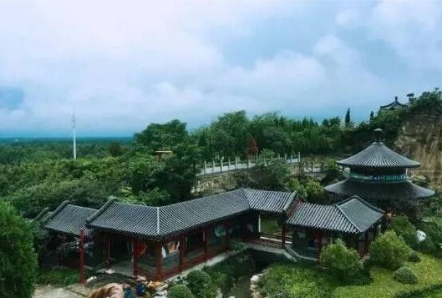 永城芒砀山正在施工的是夫子山玻璃栈道,长约1500米,预计今年10月底