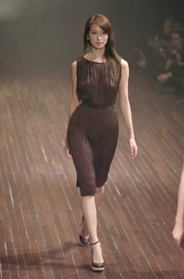 2005年,志玲姐姐走秀lanvin,清纯素雅,不过这个时候林志玲的身份还是