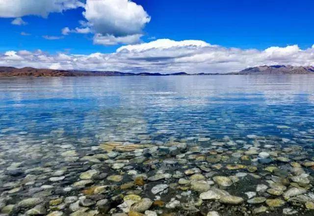 拉昂错湖 人称鬼湖,藏语意为"有毒的黑湖",其湖水人畜皆不能饮用,这