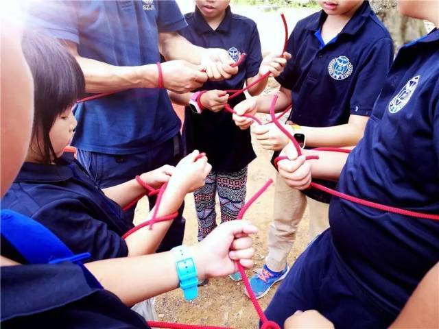 孩子们都在认真学习实用绳结技术 速降