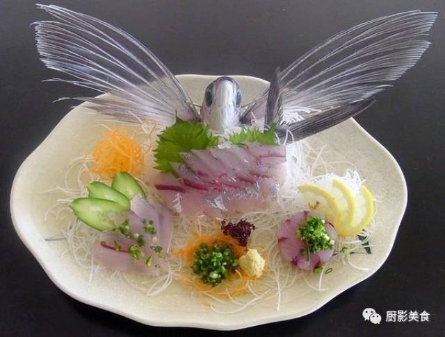 被誉为小金枪鱼的极度新鲜的鲣鱼刺身,具有鲜香软糯的绝佳口感.