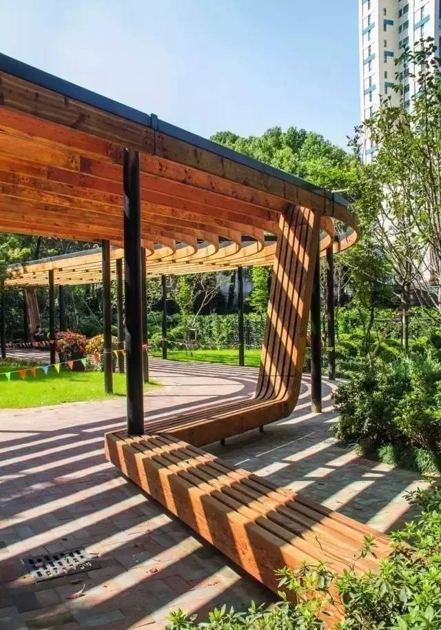 组成外形美观的园林建筑群;在居住区绿地,儿童游戏场中廊架可供休息
