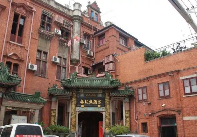 这张照片上的建筑,是位于上海南京西路1081弄的梅龙镇酒家,这里曾是