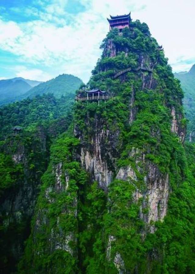 景区三大王牌景点,牛头山石门峡景区古树断崖相伴的碧湖悬瀑;峰险崖