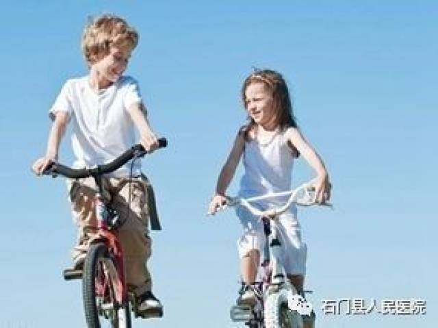 家长必看小孩骑自行车当心骑跨伤