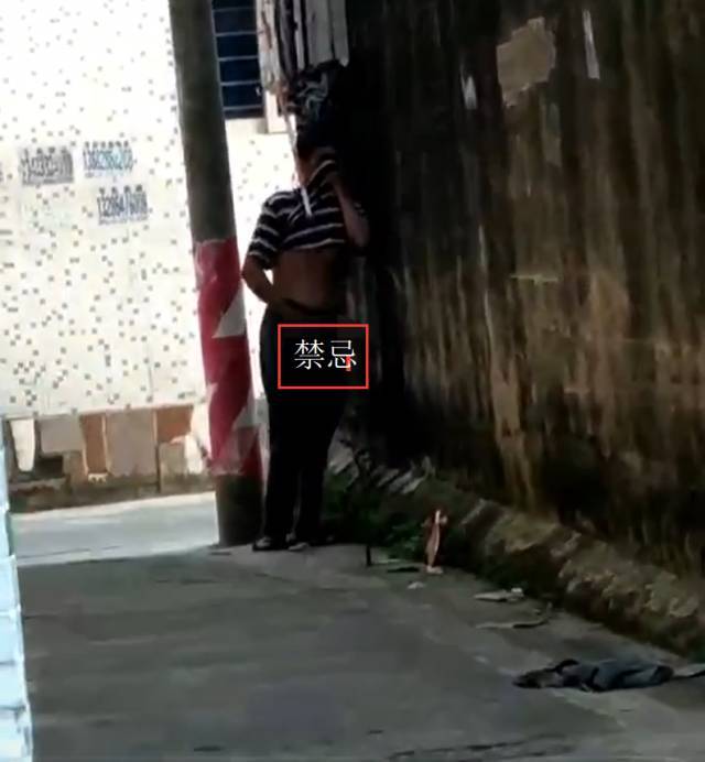 【变态】澄海某巷子惊现男子裸露下体骚扰女生,不敢直视.