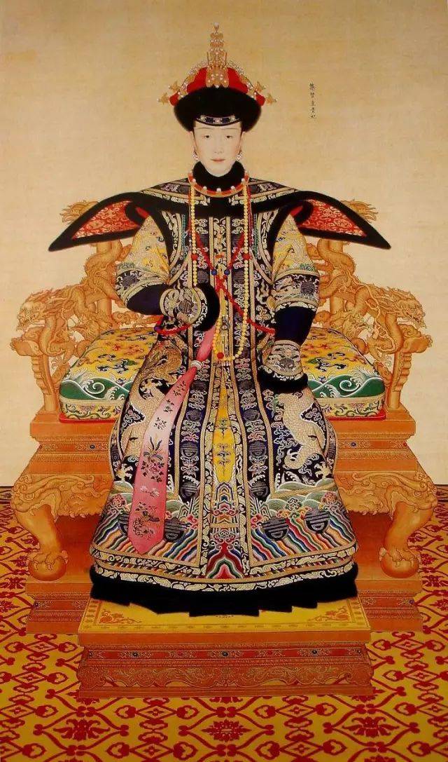 从郎世宁所画的《孝贤纯皇后朝服像》上可以看出清代贵族女子珠宝的
