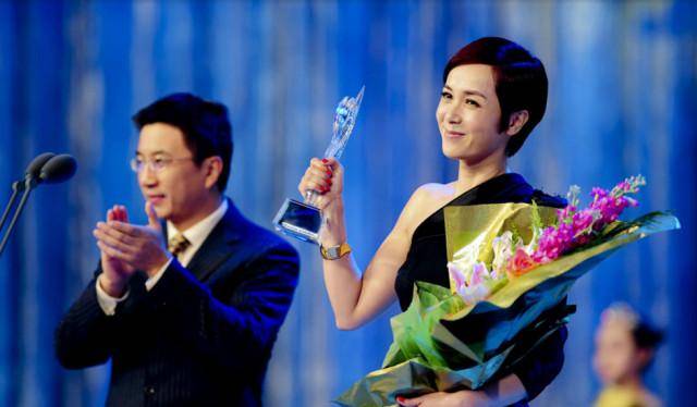 蒋雯丽皮肤干到全脸浮粉也不保养？难怪绯闻赶